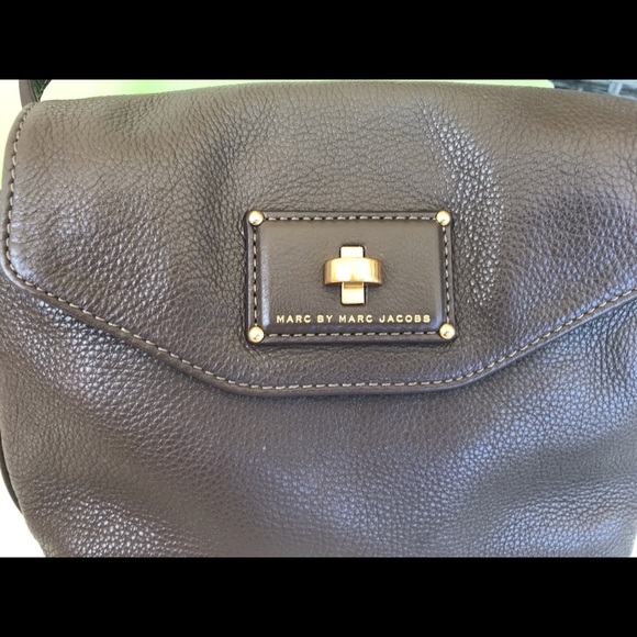 Marc Jacobs Handbags - Marc Jacobs crossbody bag. Taupe caviar leather.
